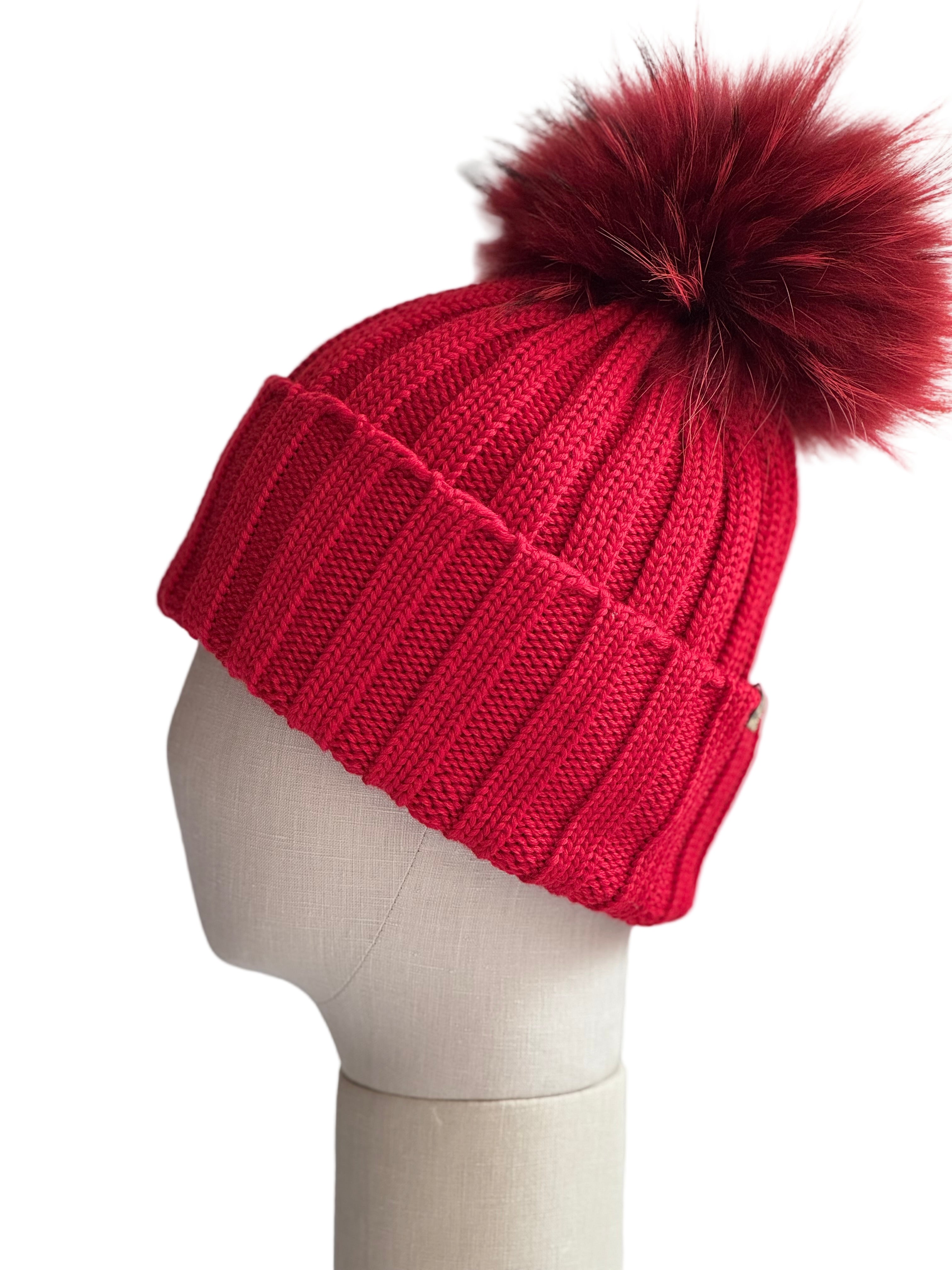 Cappello rosso con pompon
