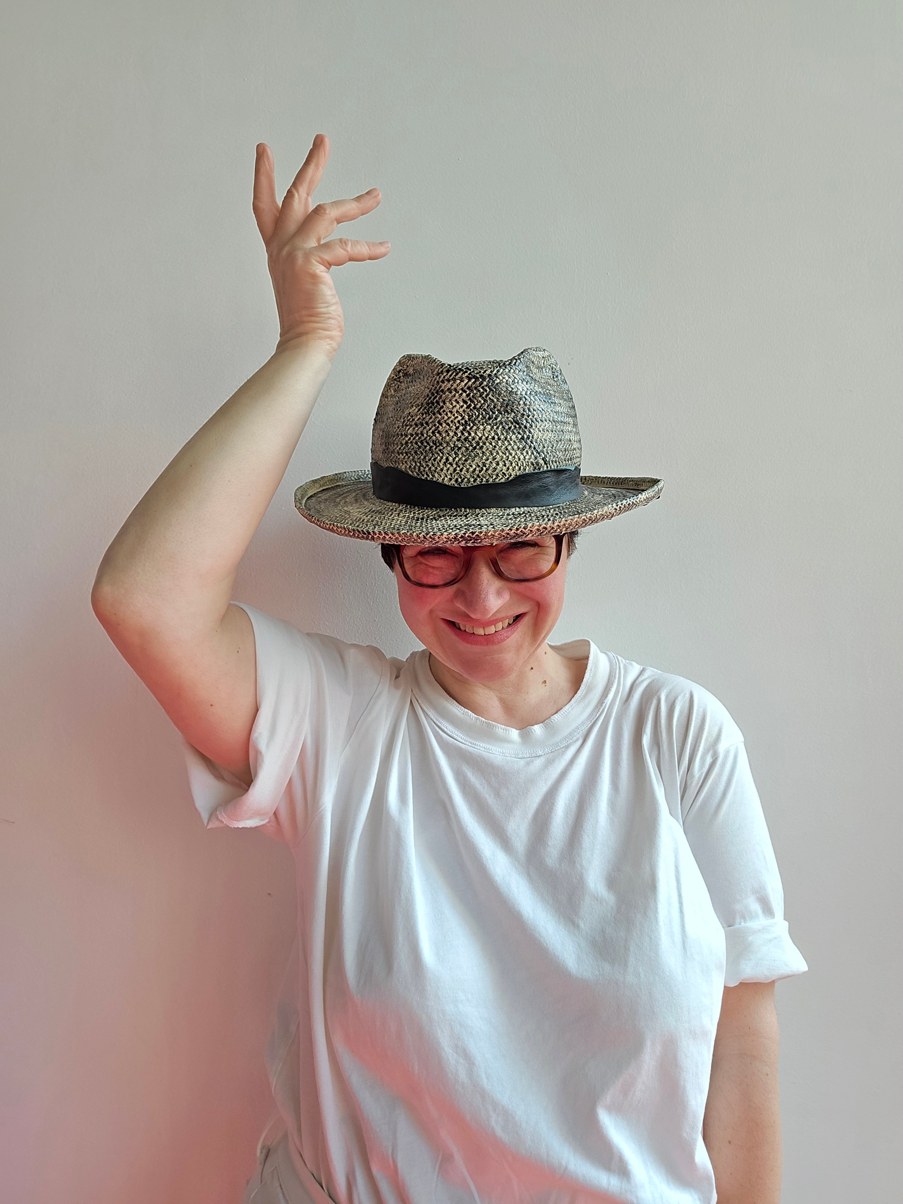 Yesey - Cappello in carta paglia e nappa