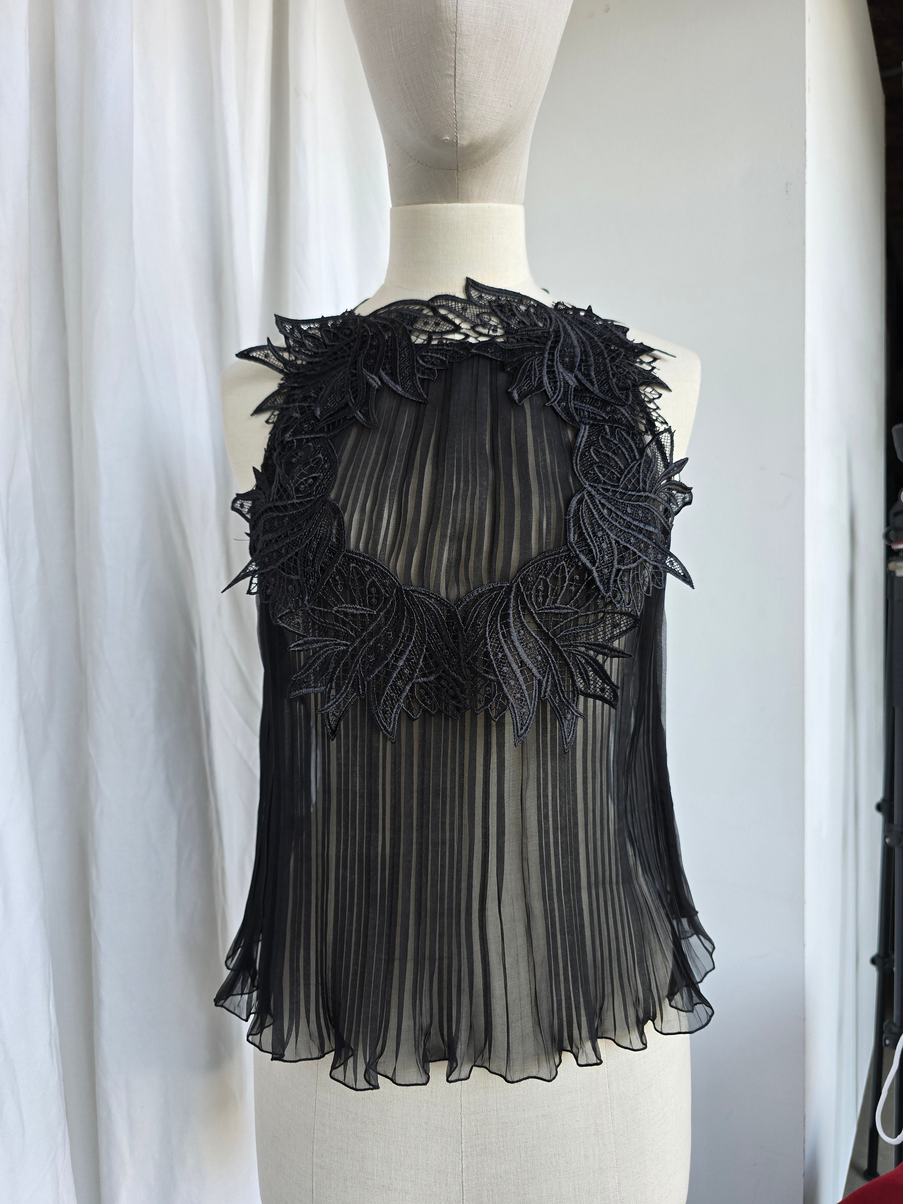 Alberta Ferretti - Top plissé e pizzo in chiffon organzato nero