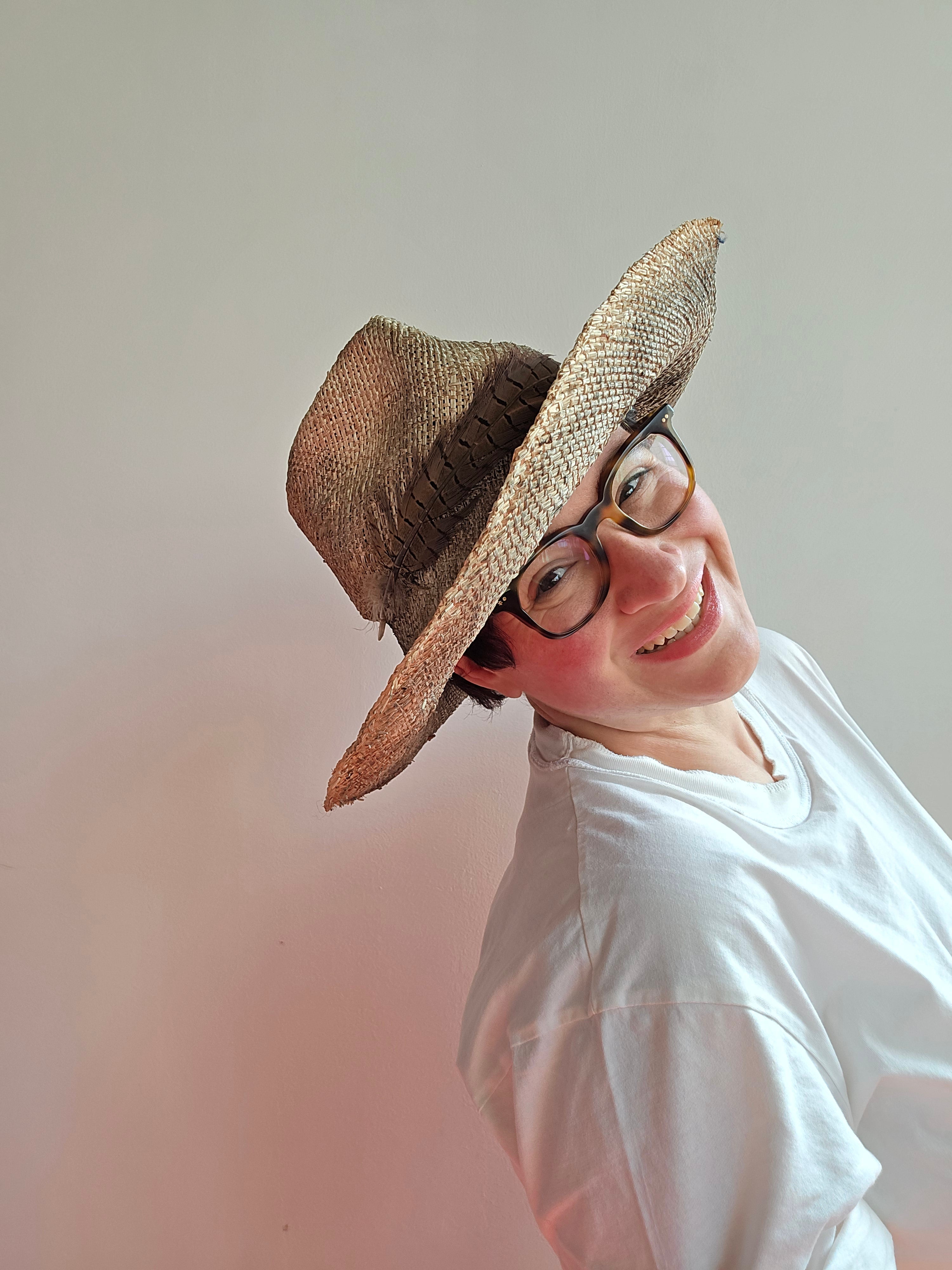 Yesey - Cappello con piuma