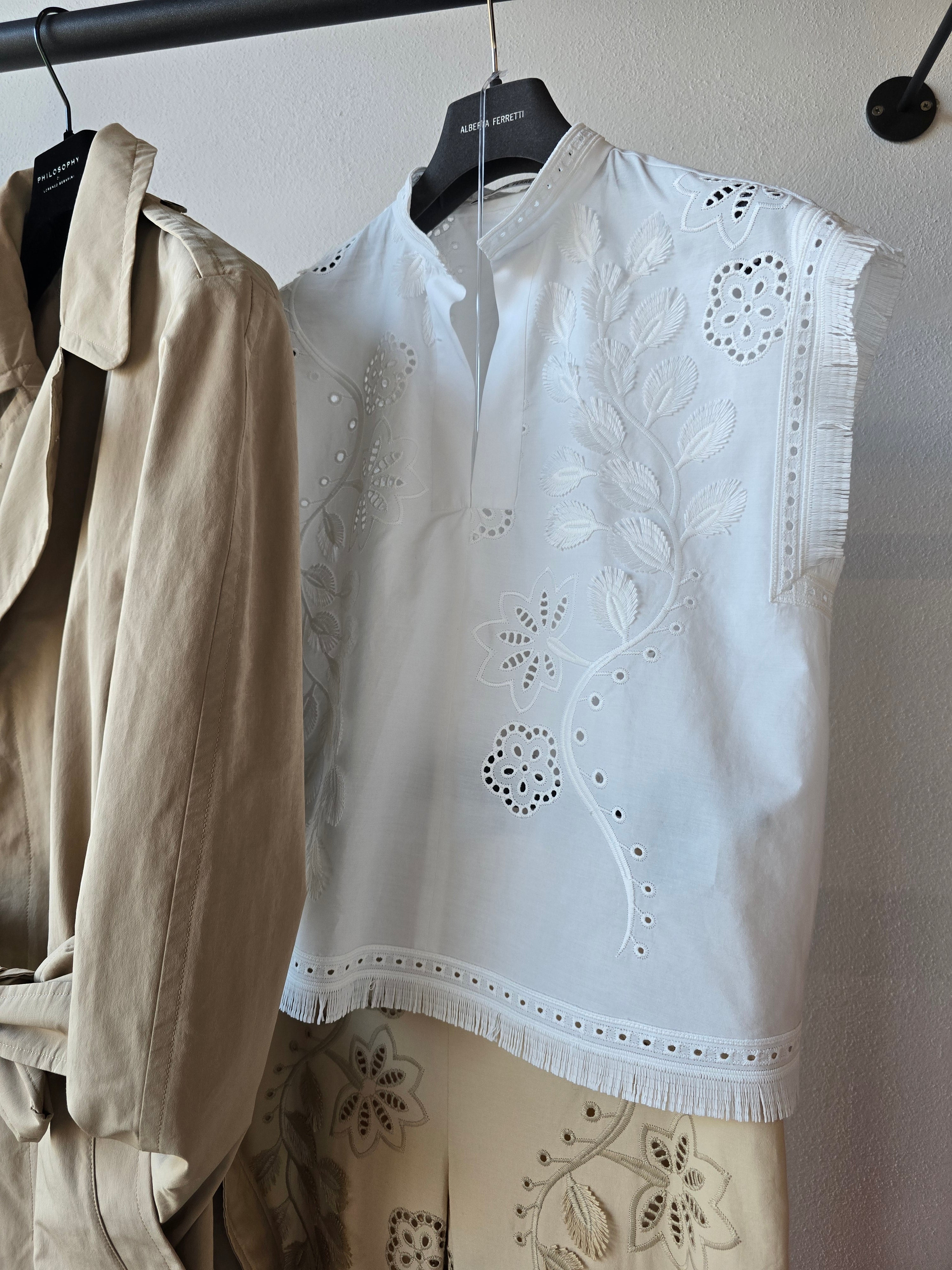 Alberta Ferretti - Camicia smanicata in sangallo bianco