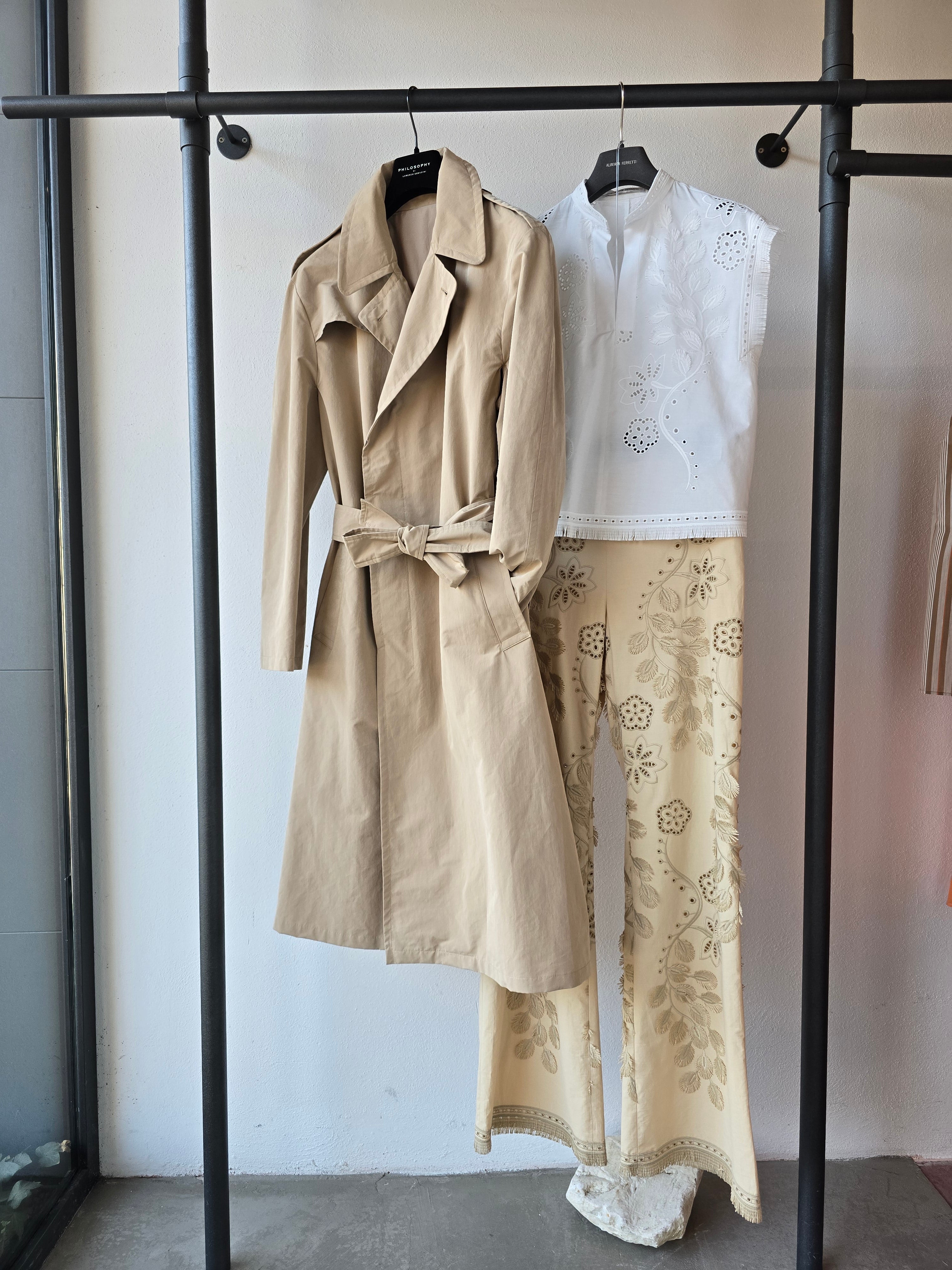 Alberta Ferretti - Camicia smanicata in sangallo bianco