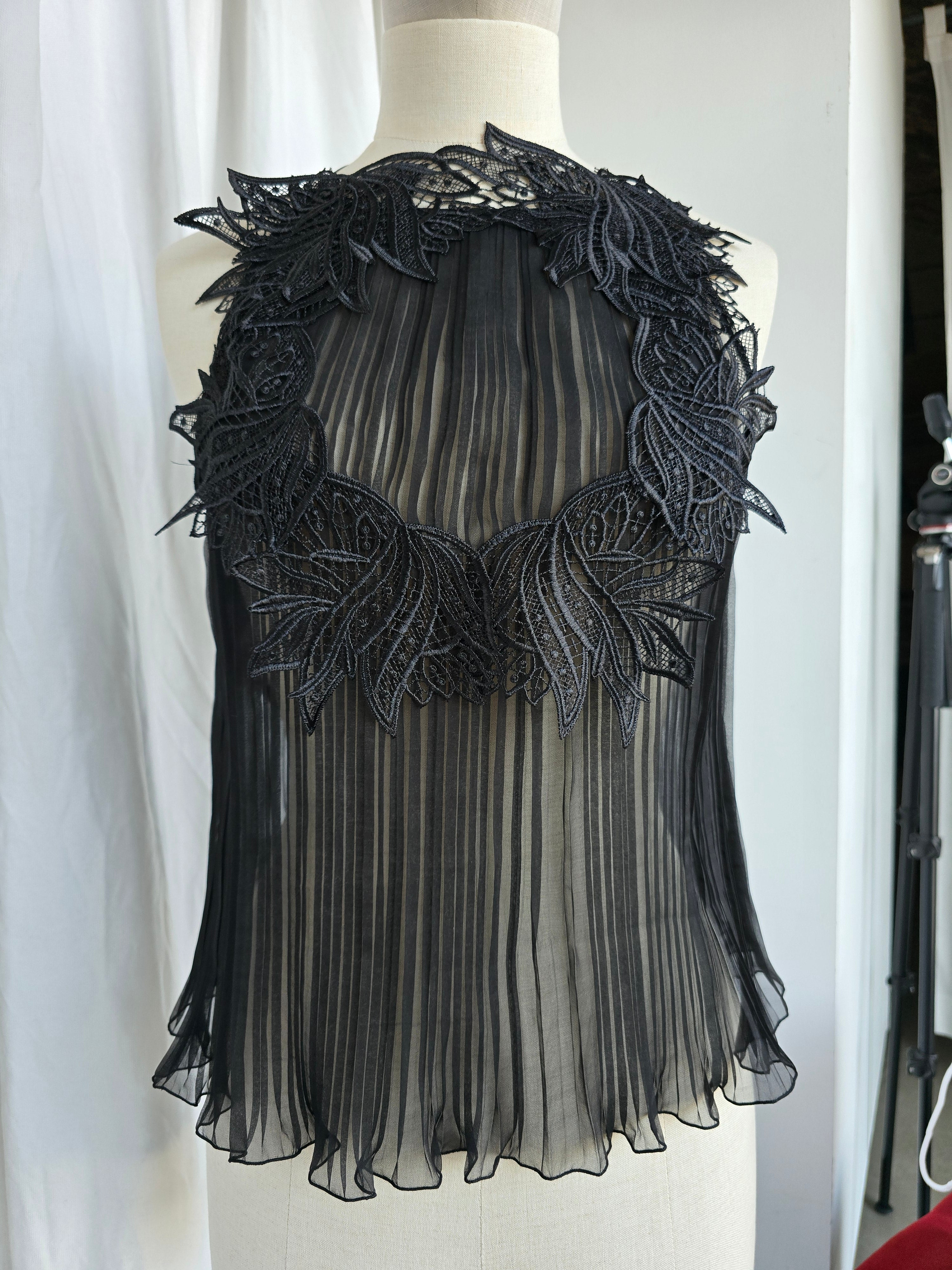 Alberta Ferretti - Top plissé e pizzo in chiffon organzato nero