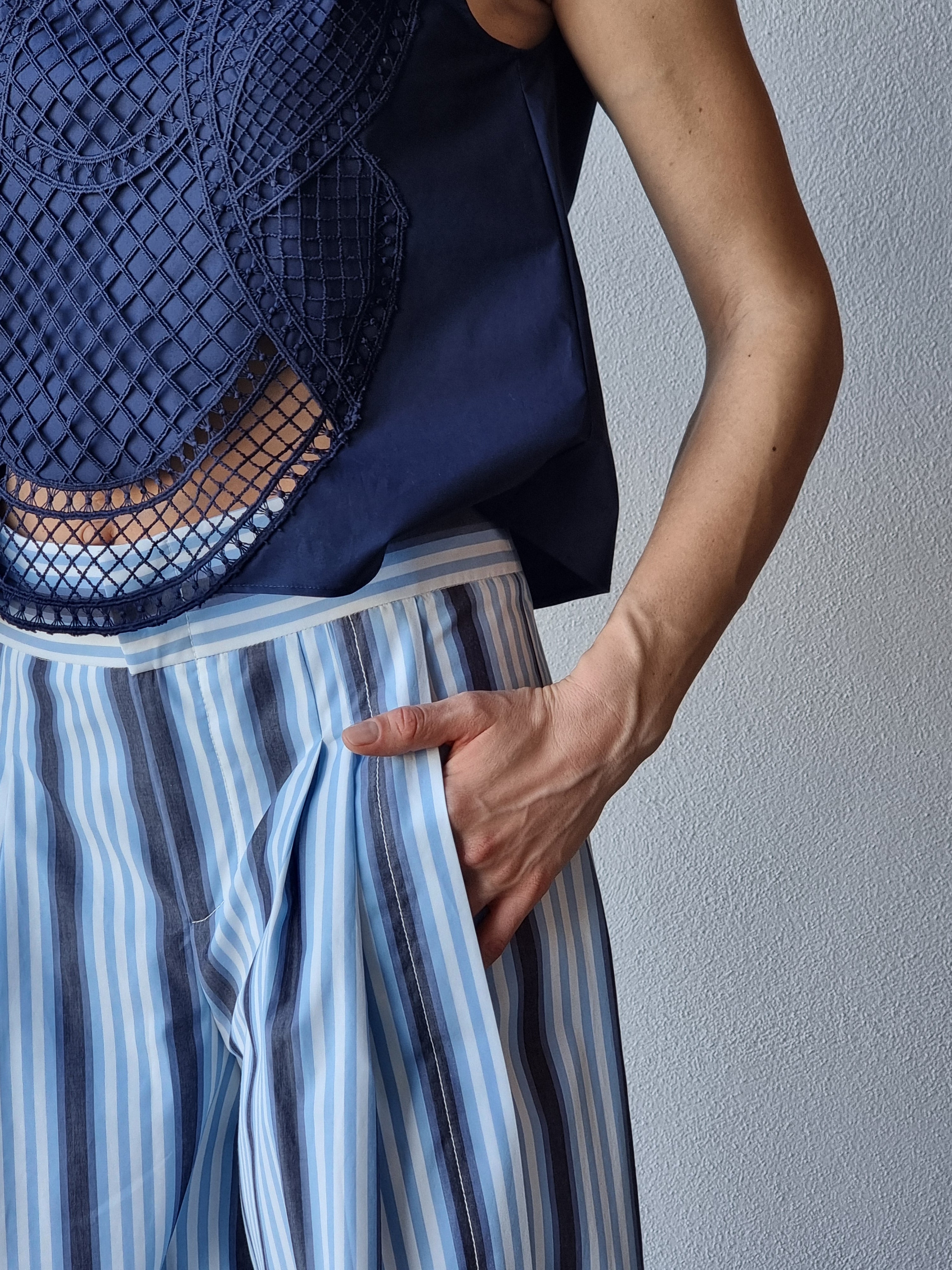 Alberta Ferretti – Pantalone rigato in popeline blu