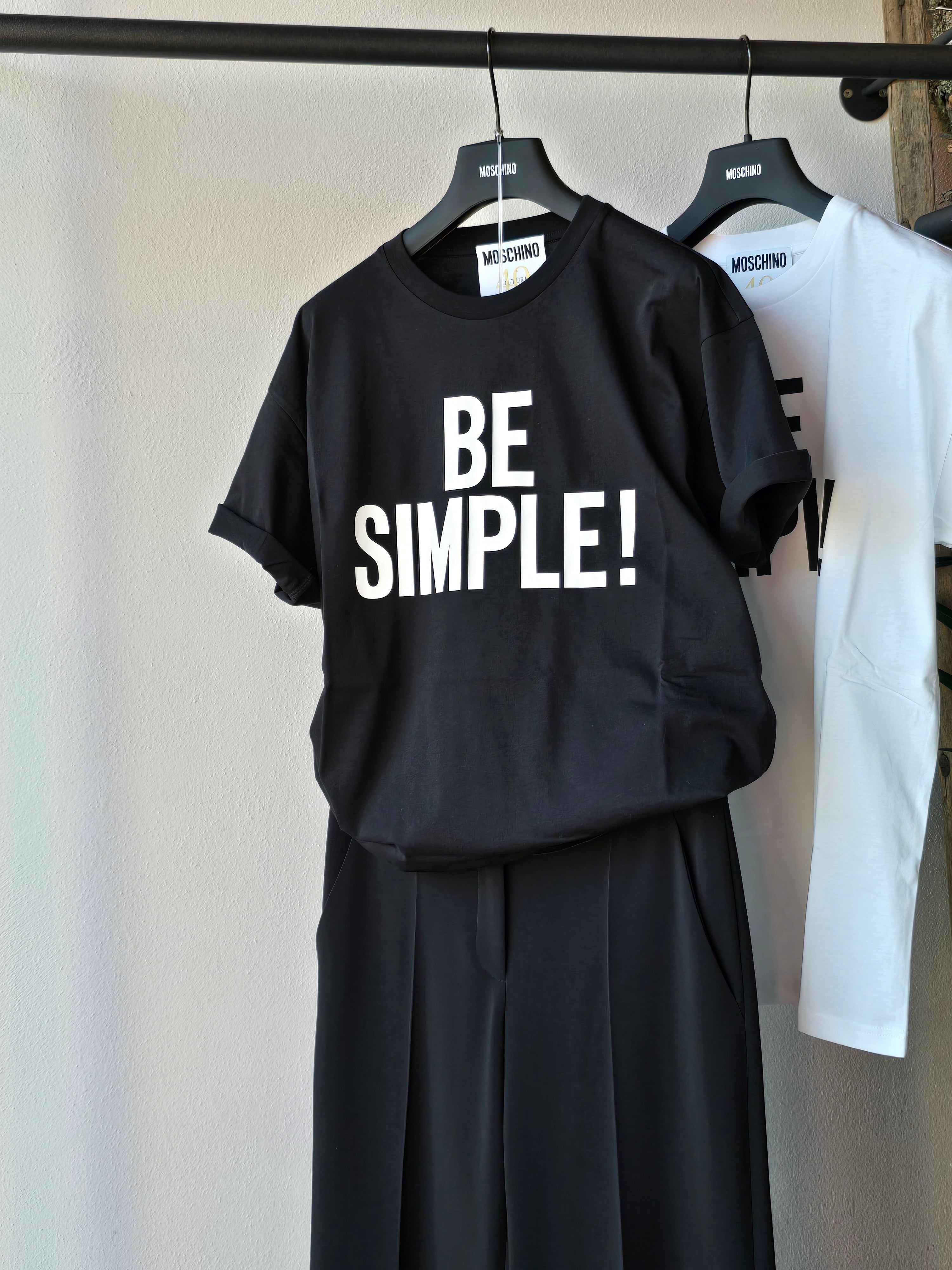 Moschino - T-shirt "Be Simple!" Nera