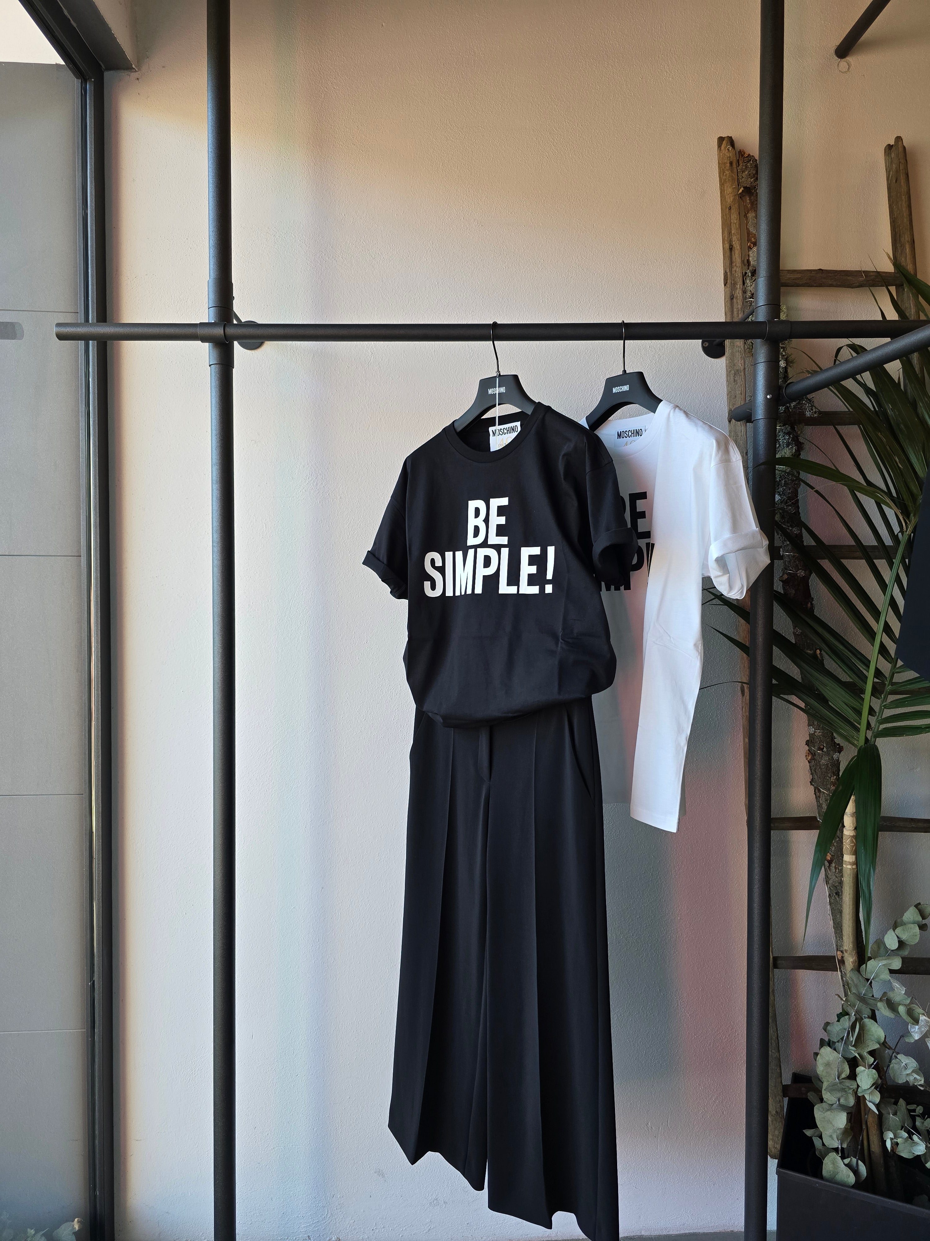 Moschino - T-shirt "Be Simple!" Nera