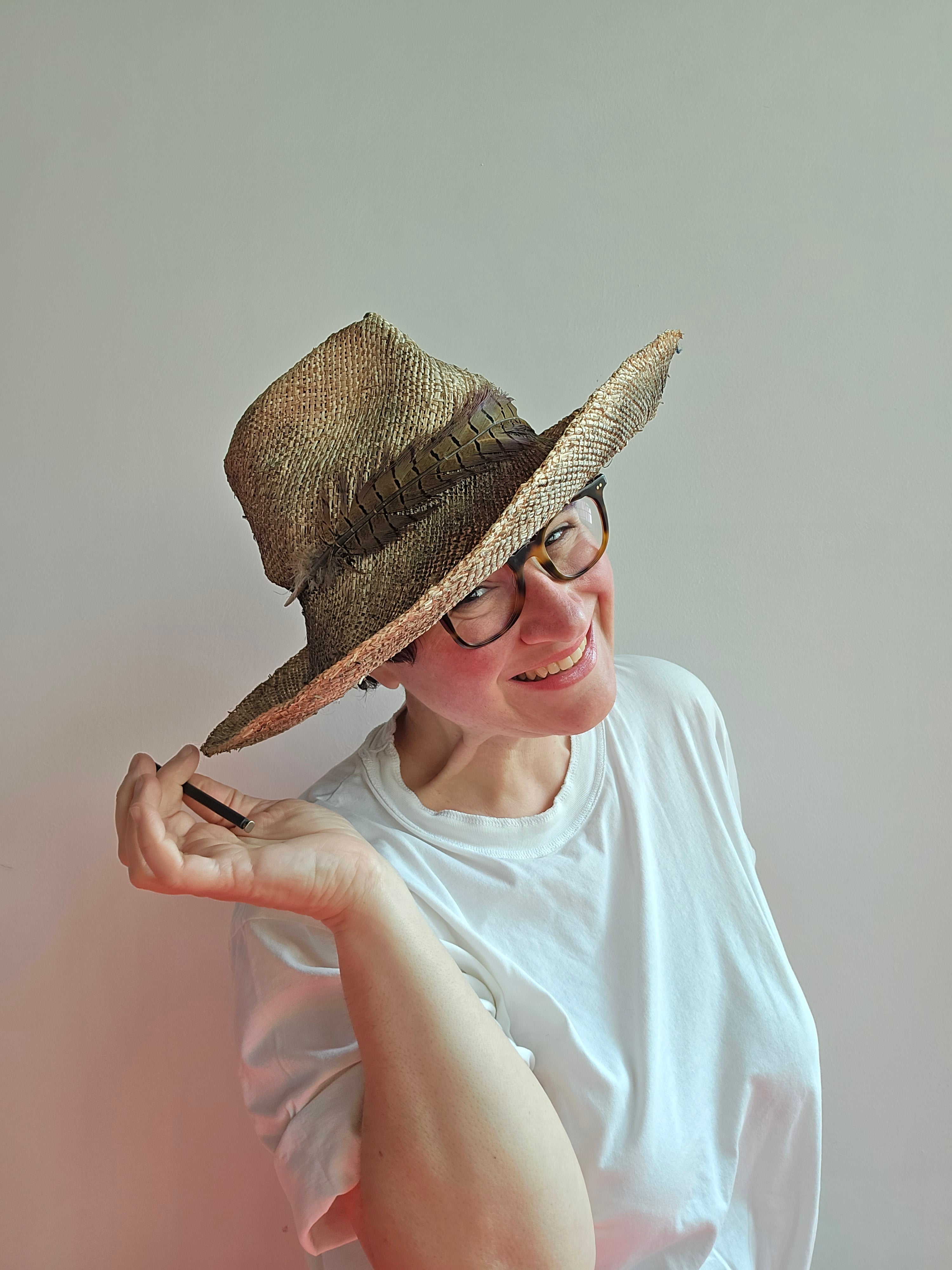Yesey - Cappello con piuma