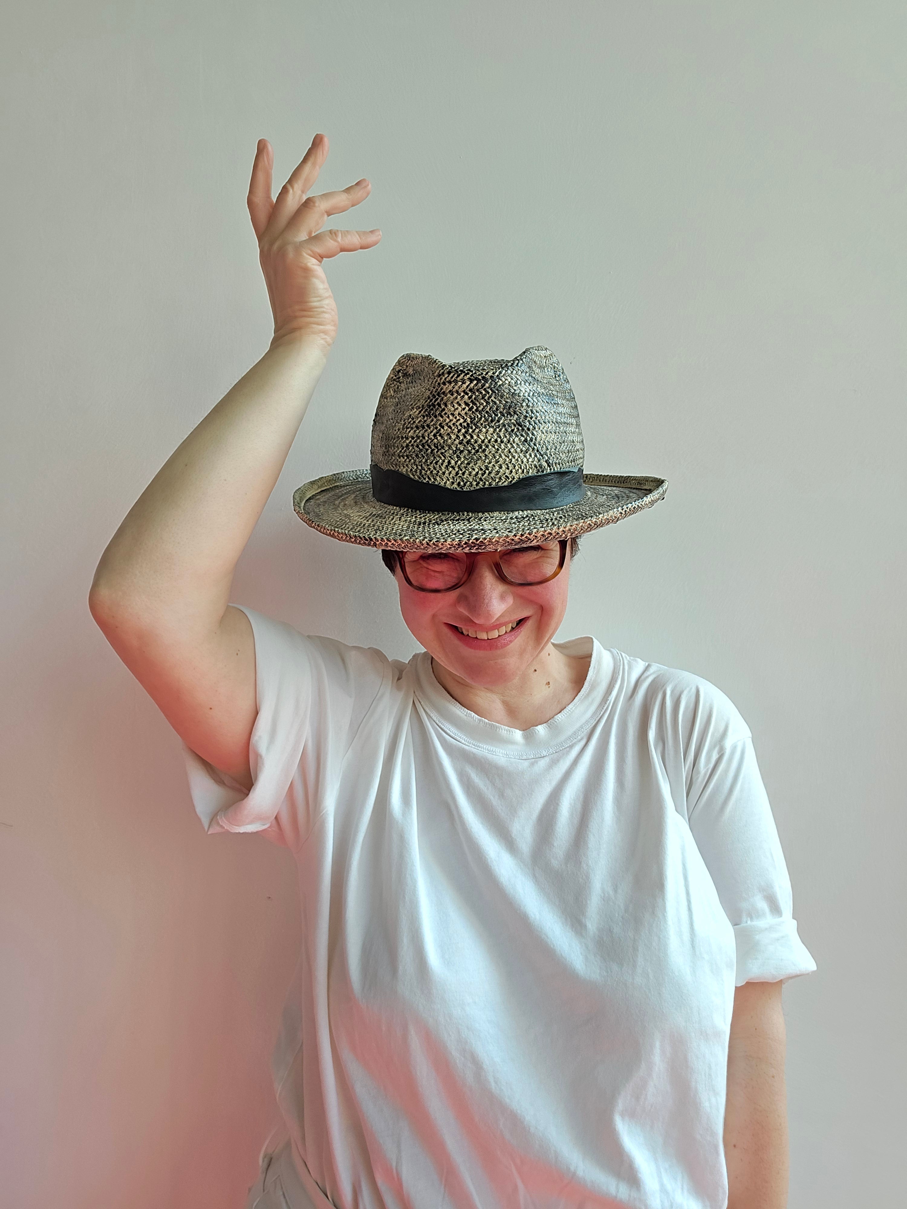 Yesey - Cappello in carta paglia e nappa